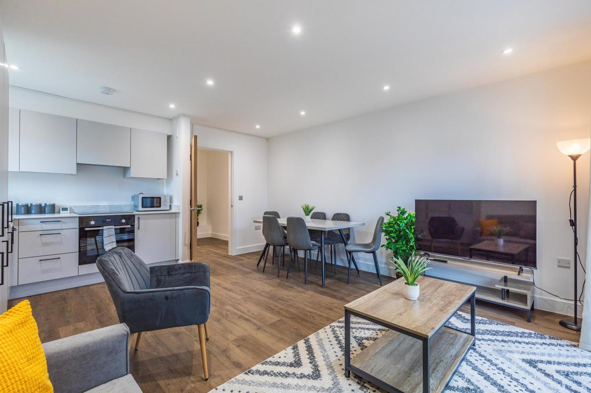 Central 2 Bed 2 Bath Apartment Near Brighton College, Beach, Hospital - Long Stay Offers Exterior photo