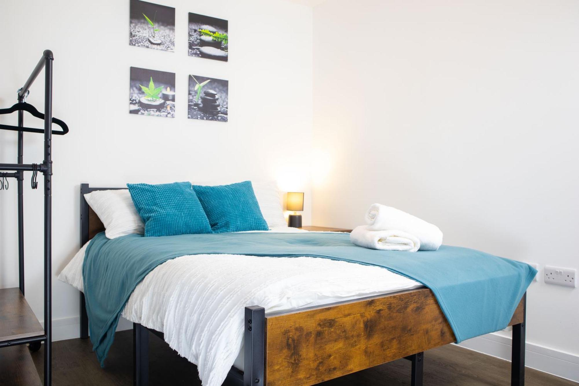 Central 2 Bed 2 Bath Apartment Near Brighton College, Beach, Hospital - Long Stay Offers Exterior photo